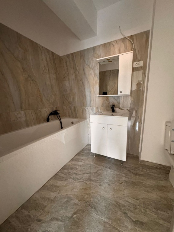 Apartament cu 2 camere, decomandat - Sector 4 -