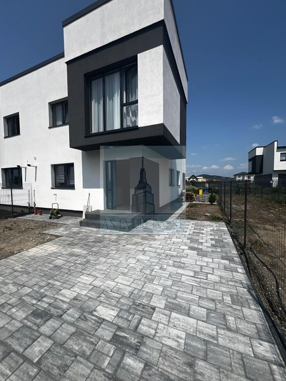 Apartament 2 camere mobilat/utilat LUX, curte de 120 mp-z...