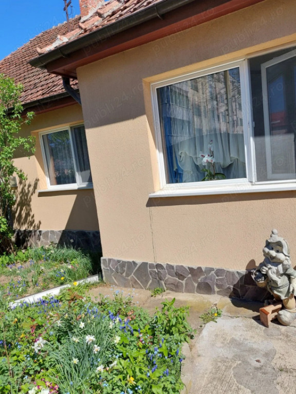 Casa 3 camere, cu teren de 57mp zona Florilor