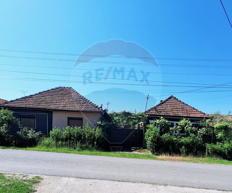 Casă de vanzare cu teren de 2490mp Hidiselu de Sus