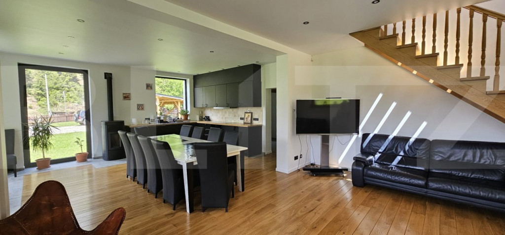 Proprietate de vanzare, cu 5 camere, 202 mp, statiunea de sc