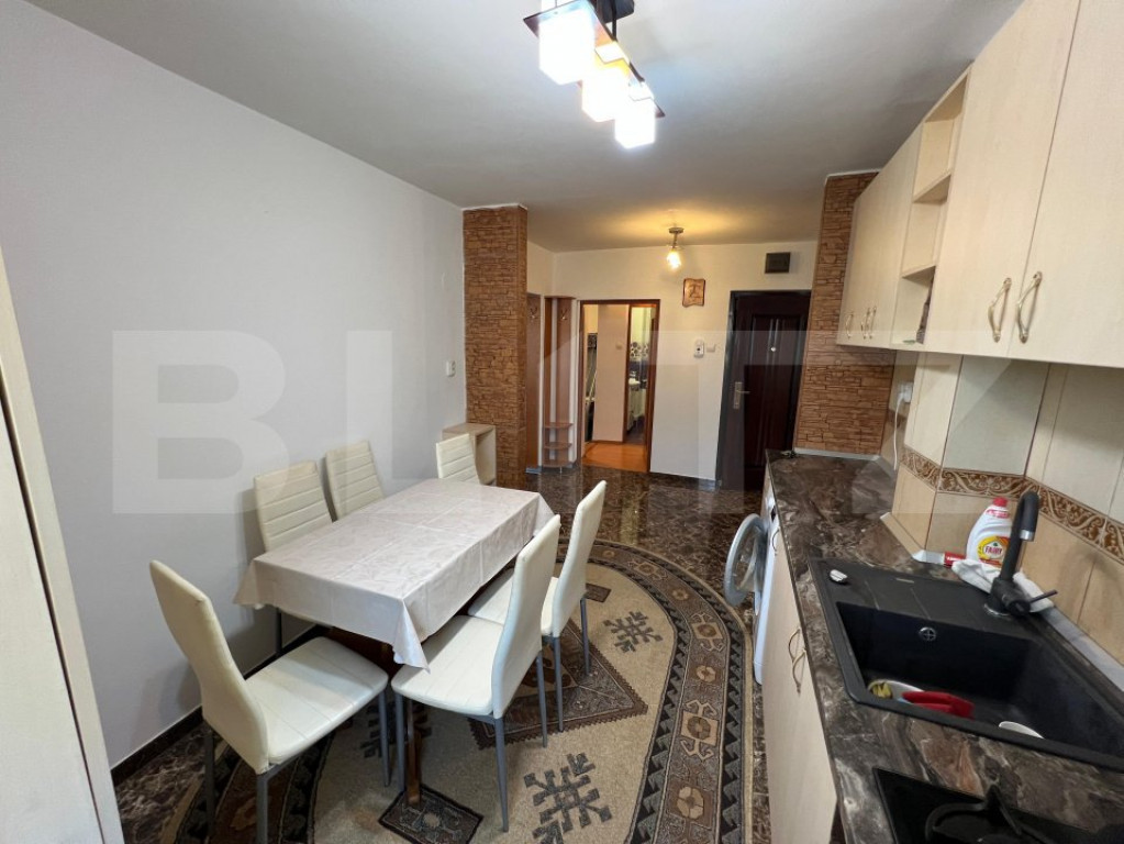 Apartament de vanzare, cu 3 camere, decomandat zona Cetate