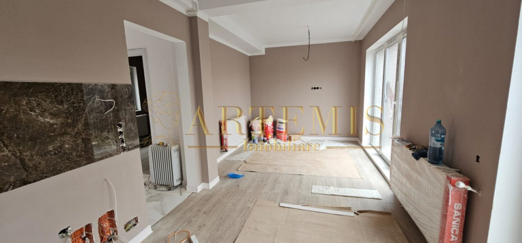 Casă înșiruită, 3 camere, 80 mp., curte 30mp., zona Iazu