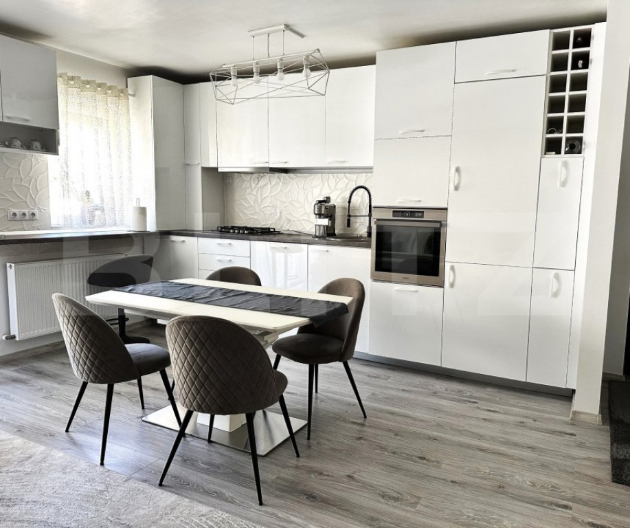 Apartament de vanzare, cu 3 camere, 70 mp utili, zona Vivo