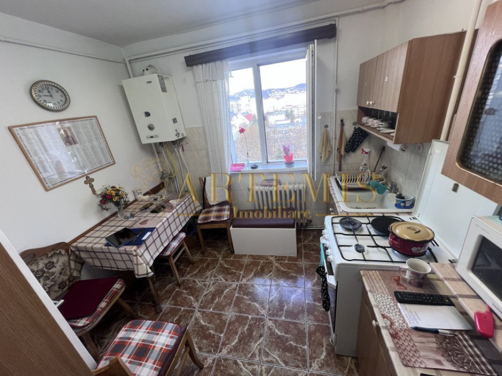 Apartament de 4 camere, decomandat, 75 mp., zona Manastur.