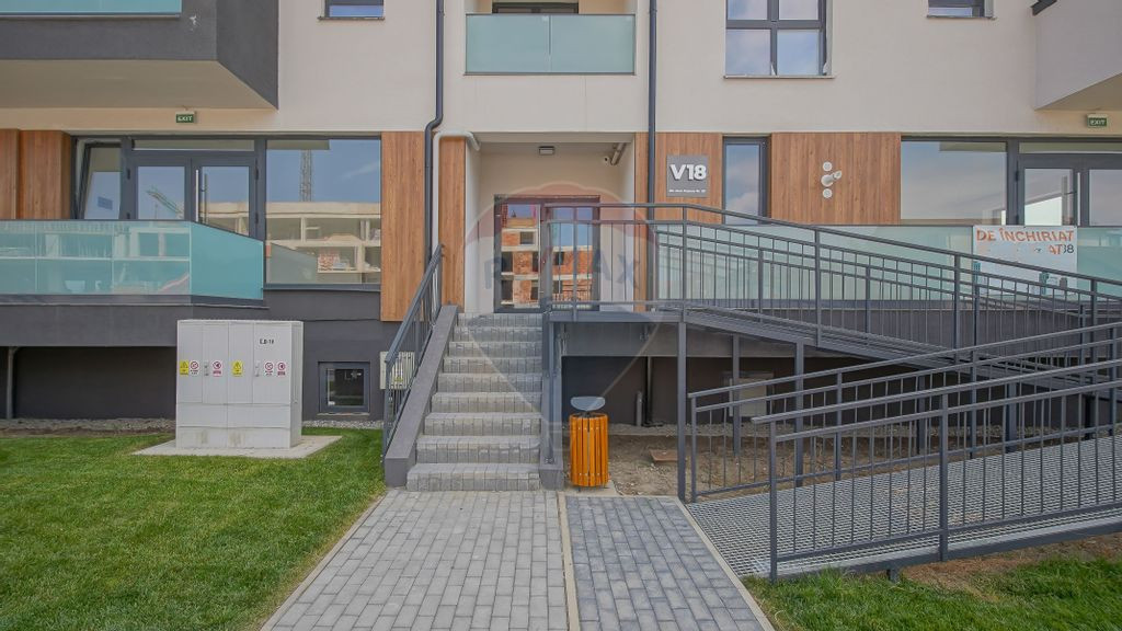 Studio cu perete mobil, boxă și parcare – Tractorul, ...