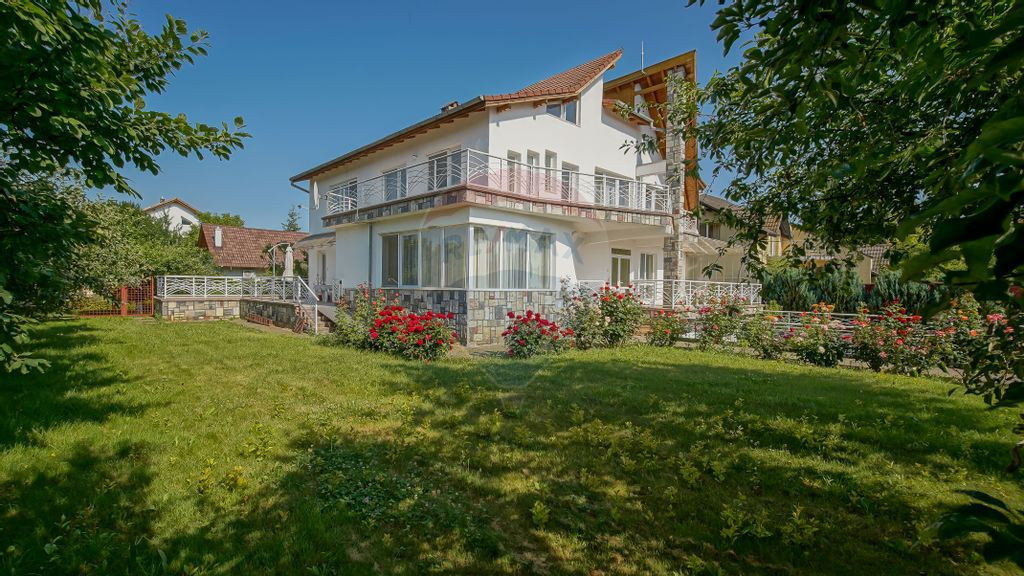 Vila impunatoare, rezidenta cu pretentii, Tractorul, Brasov