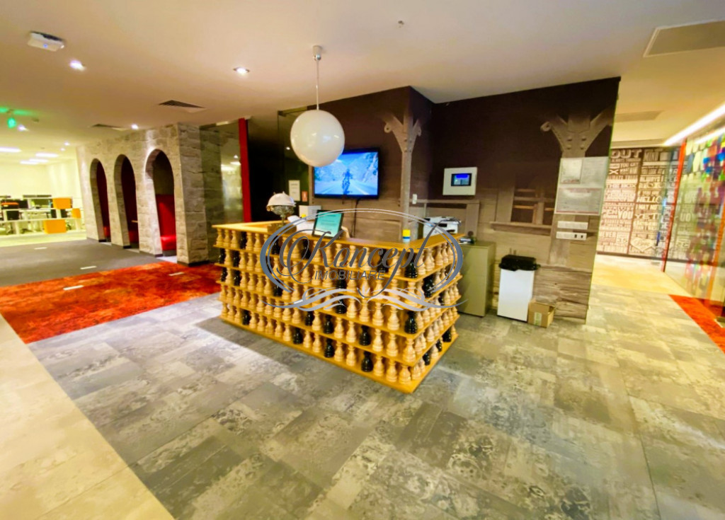 Spatiu comercial cu inaltime mare si curte proprie in Manast