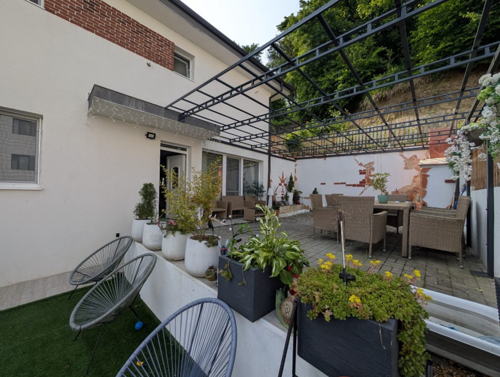 Duplex cu demisol si 2 terase, ultrafinisat zona linistita, Floresti