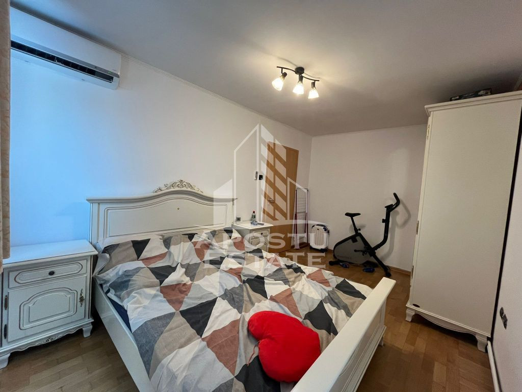 Apartament cu 3 camere, decomandat, centrala proprie, zon...