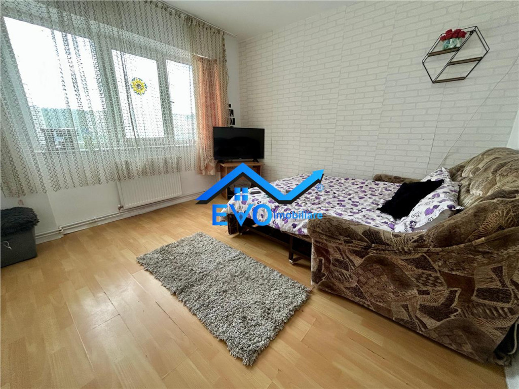 Apartament de cu 4 camere, etaj intermediar, Mircea cel Bat