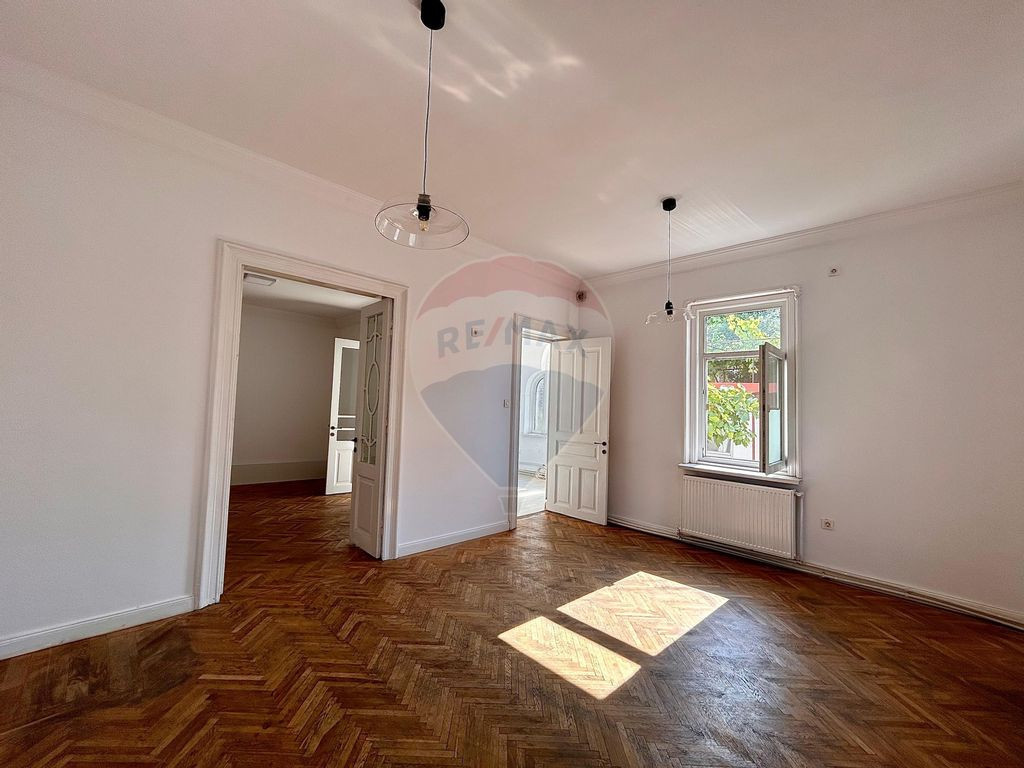 Casă cu 3 camere de închiriat în zona Pietei Mari