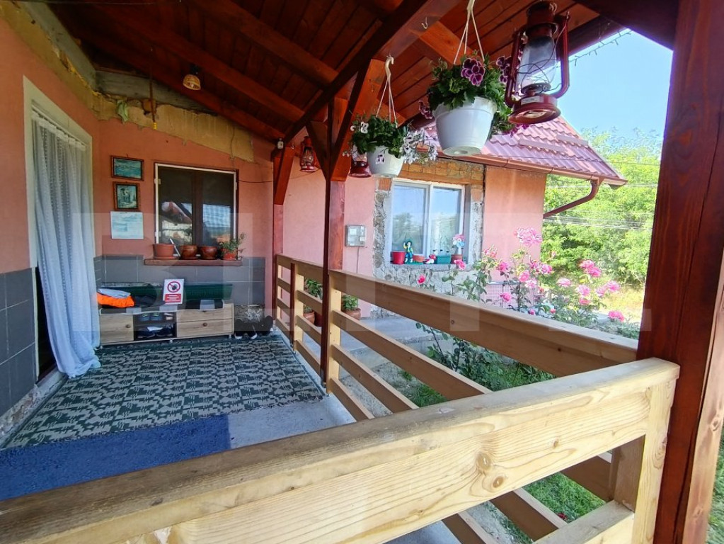 Casa de vanzare, cu 2 camere, 82 mp, zona Aghires.