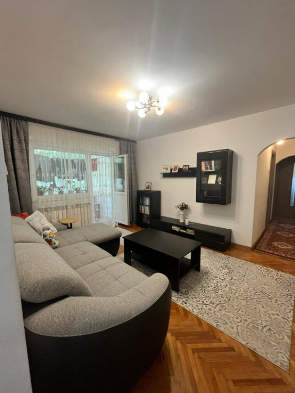 Apartament 3 camere, parter, zona Centrala, Radauti