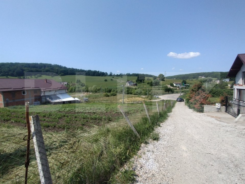 Teren intravilan, 1416 mp, împrejmuit, zona Rombat