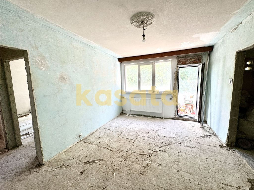 Pentru renovat - vanzare 2 camere la 200 de metri de stat...