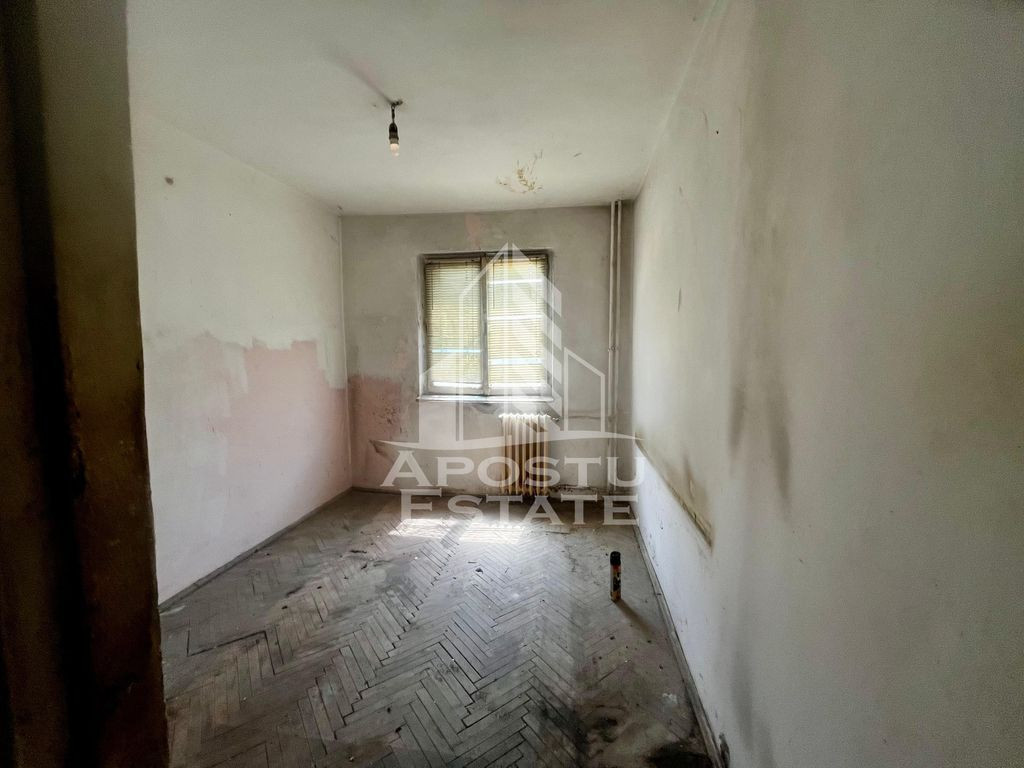 Garsoniera necesita renovare,etaj 1,zona Dacia