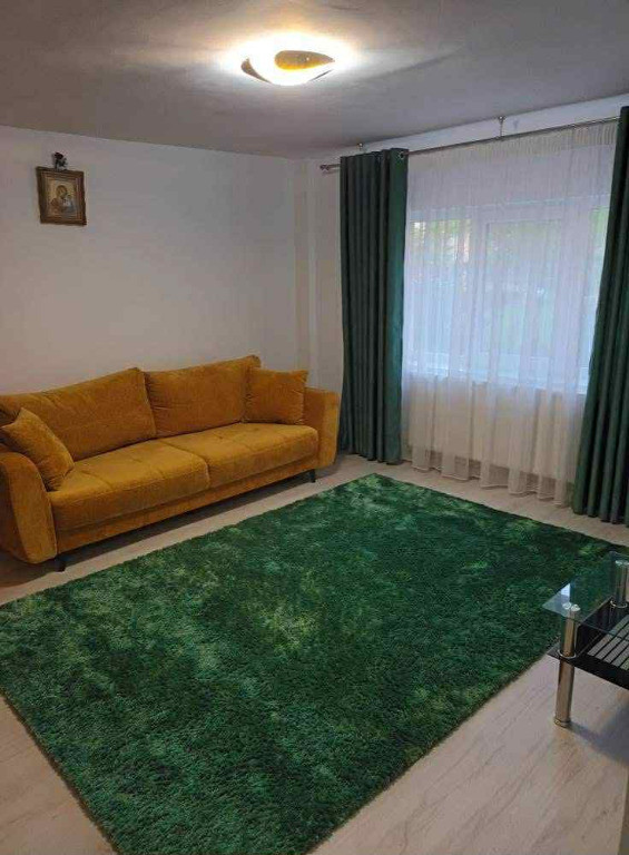 Apartament 3 camere, decomandat - zona Noua.