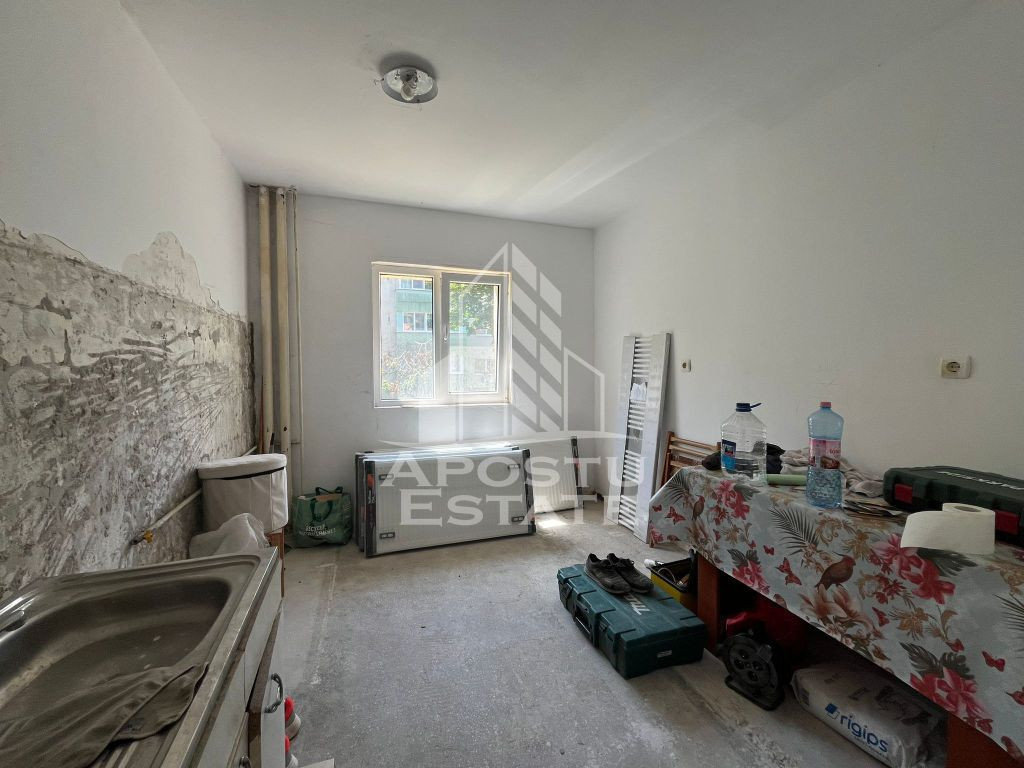 Apartament cu 3 camere, semidecomandat, etajul 1 , Spital...