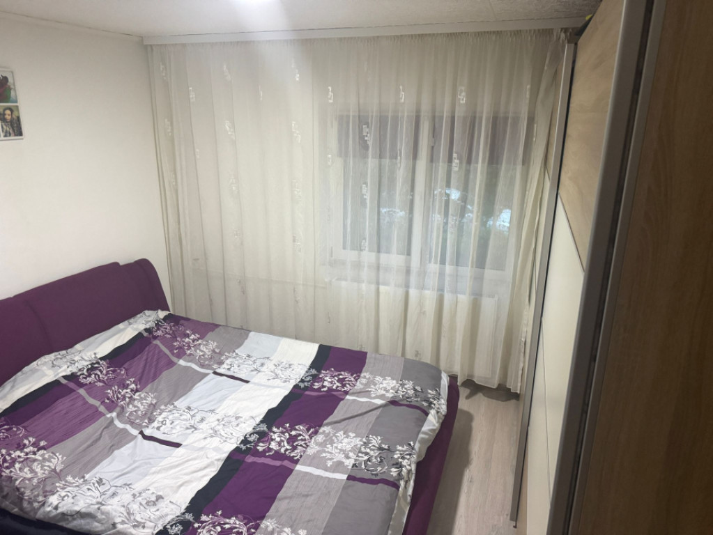 Apartament 3 camere situat in zona Km 5