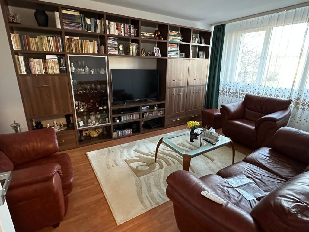 Apartament 3 camere cu garaj Aleea Istru