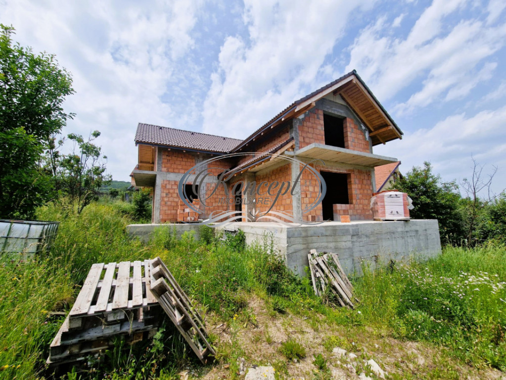 Casa la rosu cu teren generos si acces asfaltat pe Campului