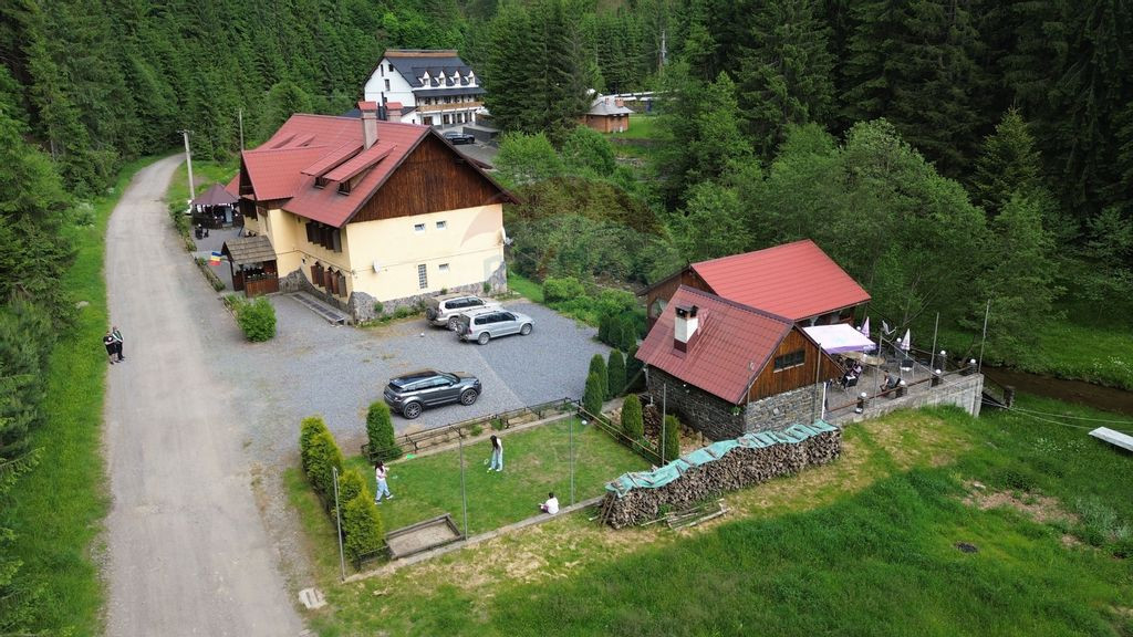 Ocazie! Pensiune 20 camere de vânzare în stațiunea Izv...