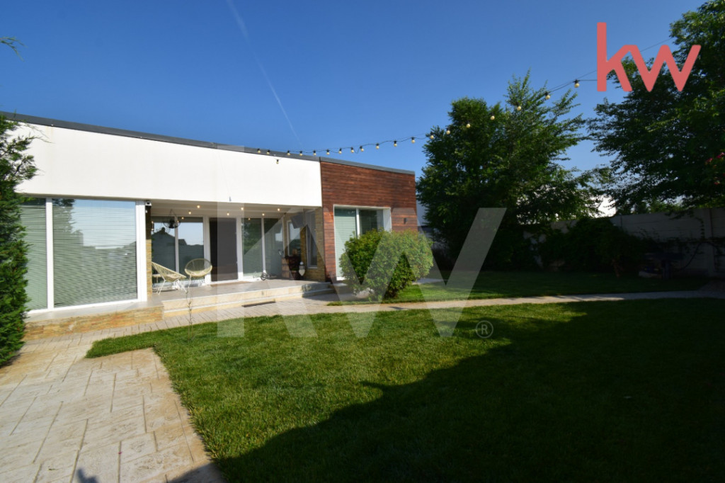 Casa – Bijuterie Arhitecturala cu Panouri Solare si Pompa