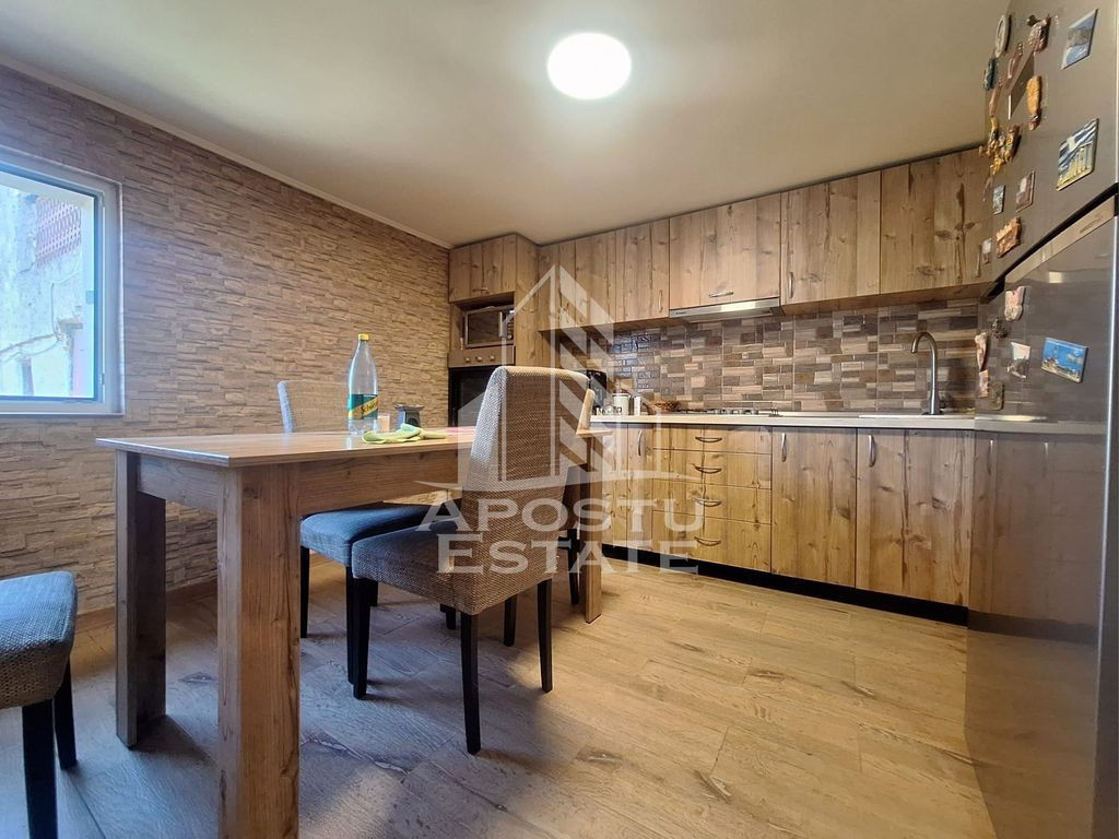 Casa individuala cu 5 camere si terasa, zona linistita Sa...