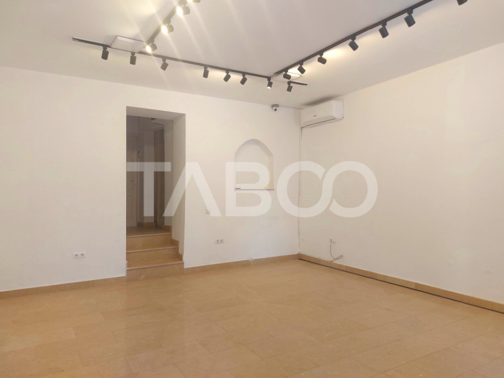 Spatiu comercial 50 mp acces din strada cu vad pietonal Oras