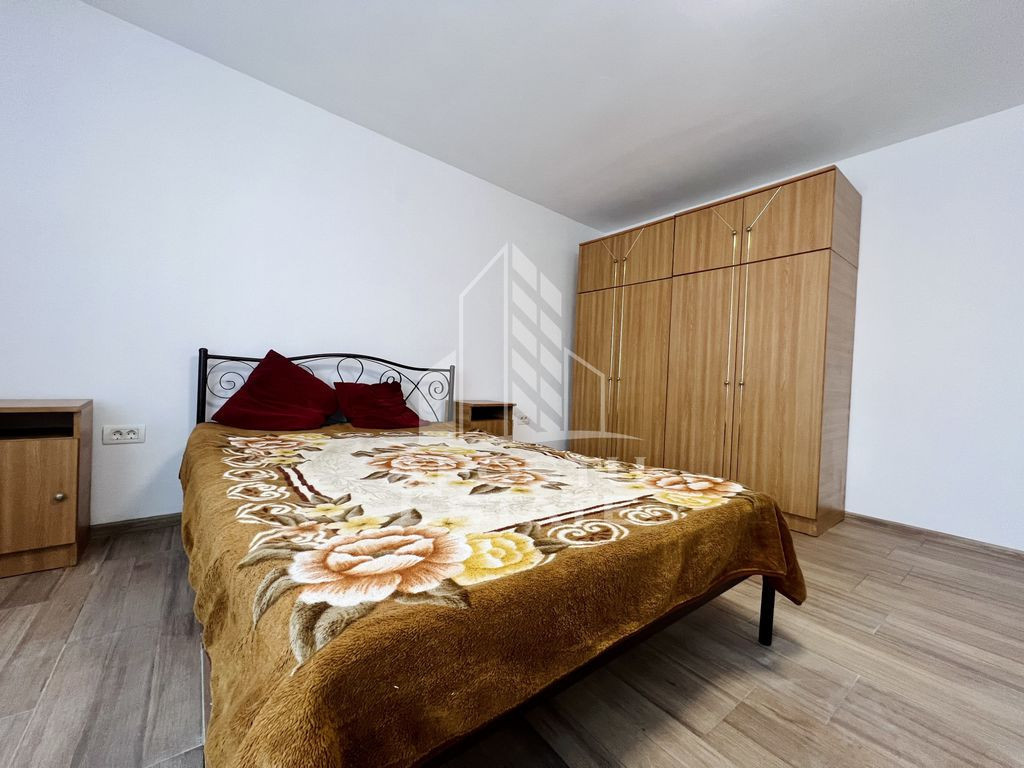 Casa cu 3 camere ,curte comuna ,in Ghiroda