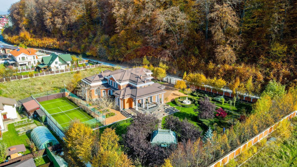 Bijuterie arhitecturală unică | teren de tenis | finisa...