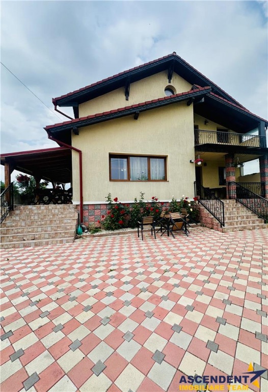 Casa generoasa cu pretios teren de 2.400 mp, Sanpetru, Braso