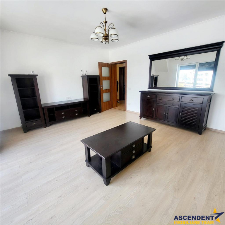 Apartament trei camere, luminos, structura decomandata, Trac