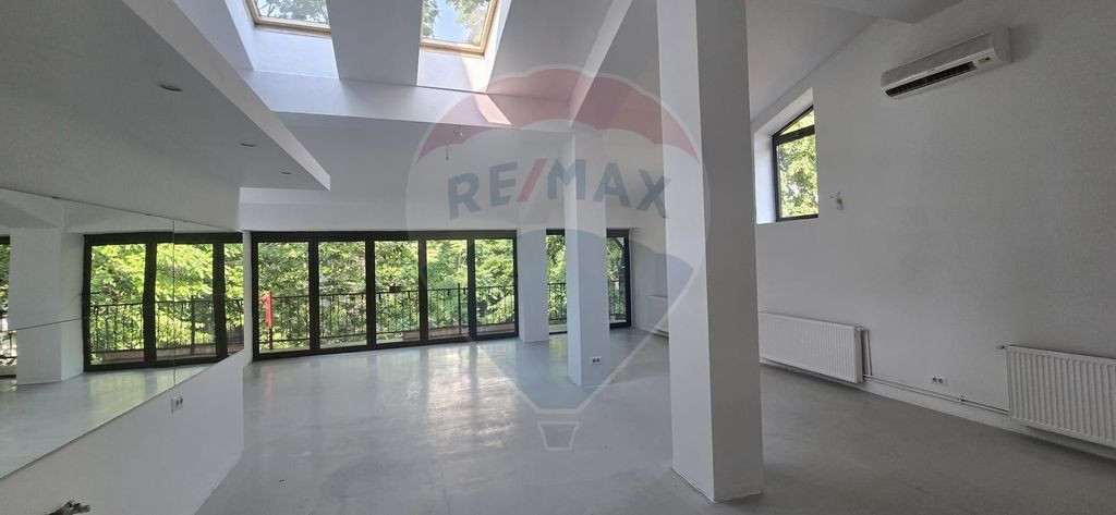 De închiriat – Spațiu 100 mp cu balcon generos, zonă...