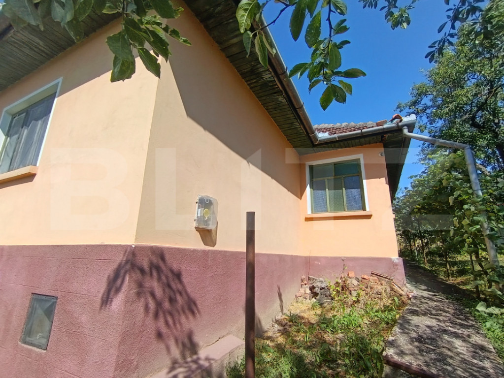 Casa cu 3 camere, în suprafață de 65 mp și teren de 1000