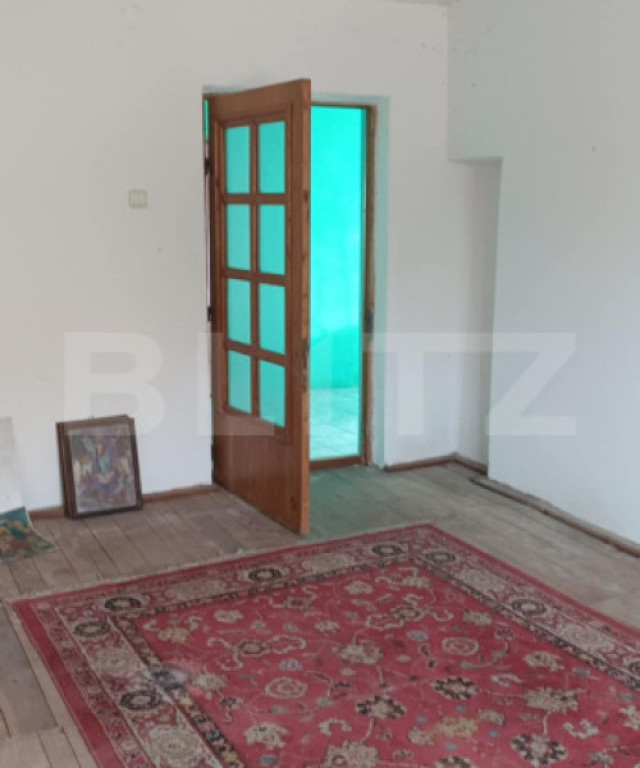 Casa cu 3 camere, bucatarie si baie, 105 mp și un teren de