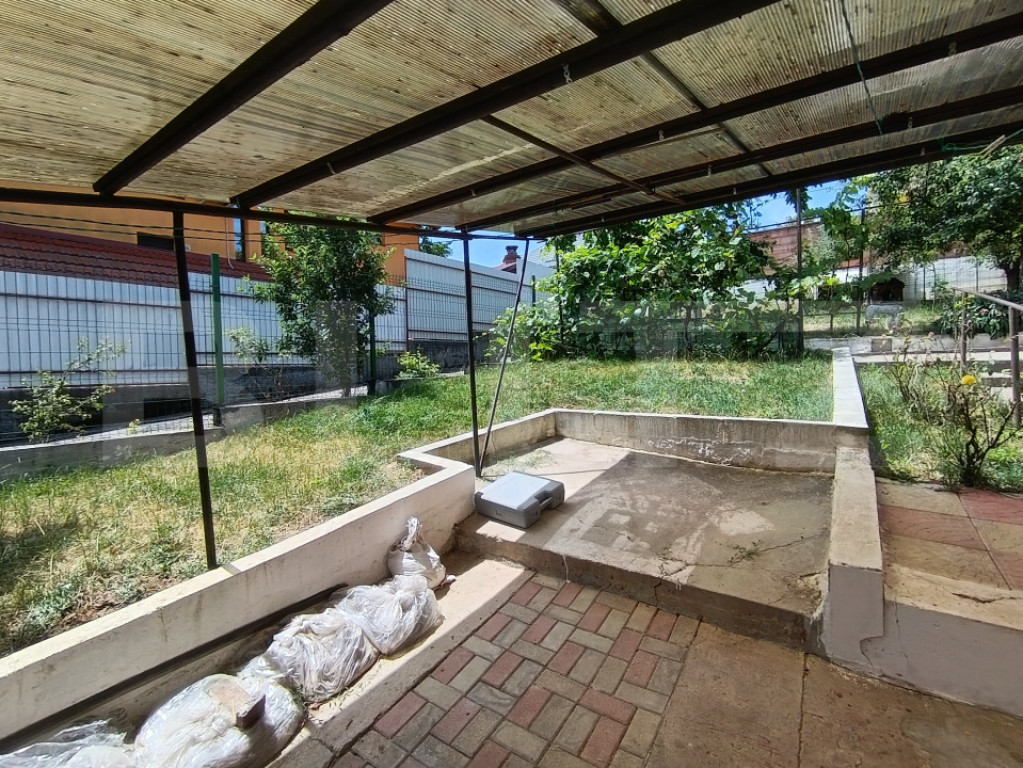 Casa cu 3 camere, în suprafață de 75 mp și teren 400 mp,