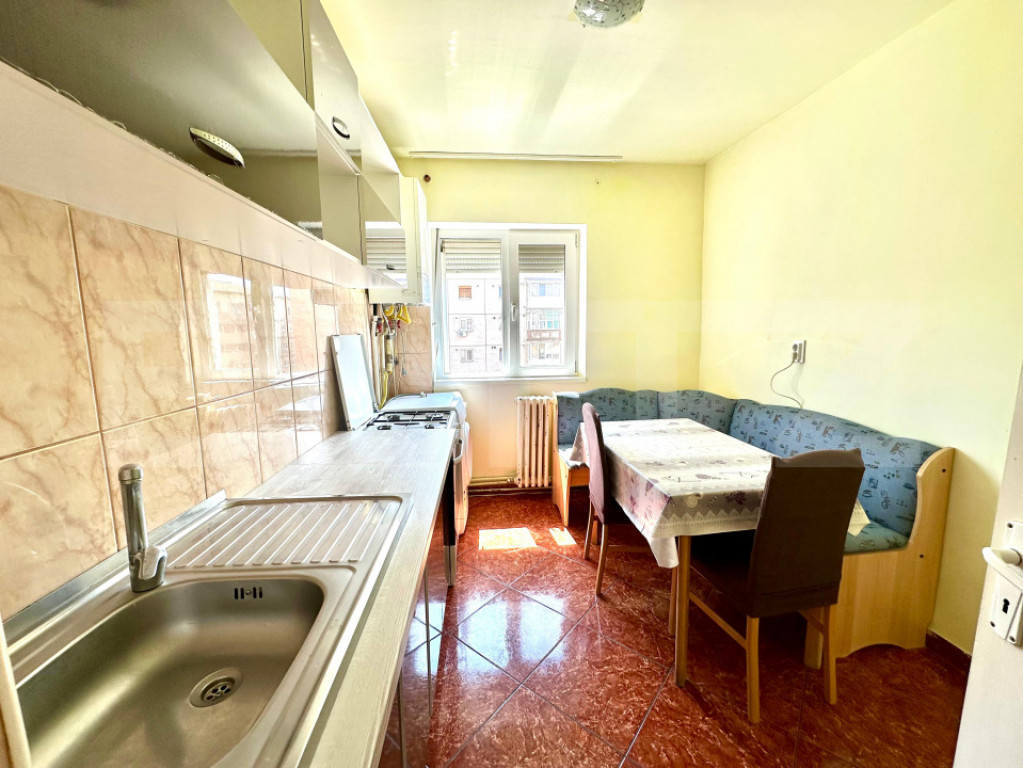 Apartament spațios de inchiriat – mobilat, balcon închis