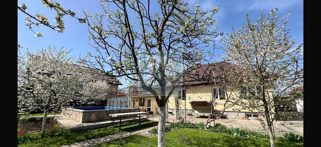 Casa 4 camere, 2 bucatarii, 2 bai, garaj, piscina - zona ...