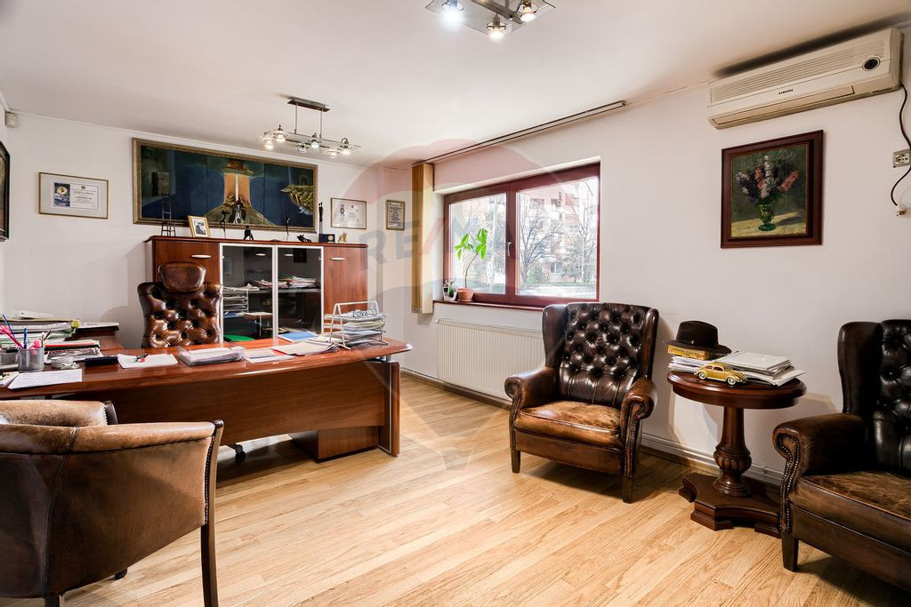 Apartament cu 4 camere de vânzare în zona Intim