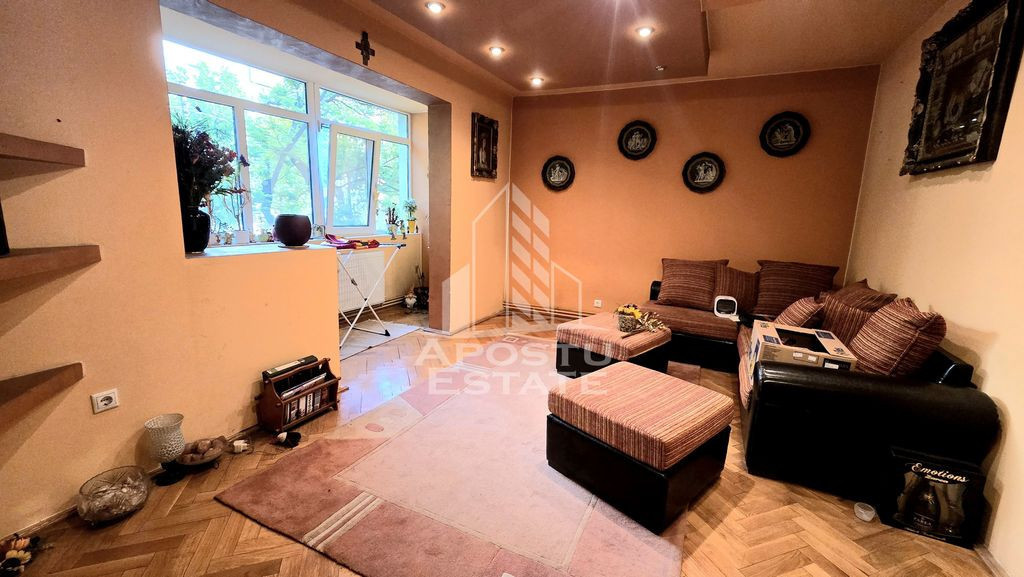 Apartament 4 camere, 2 bai, decomandat, etaj 1, Circumval...