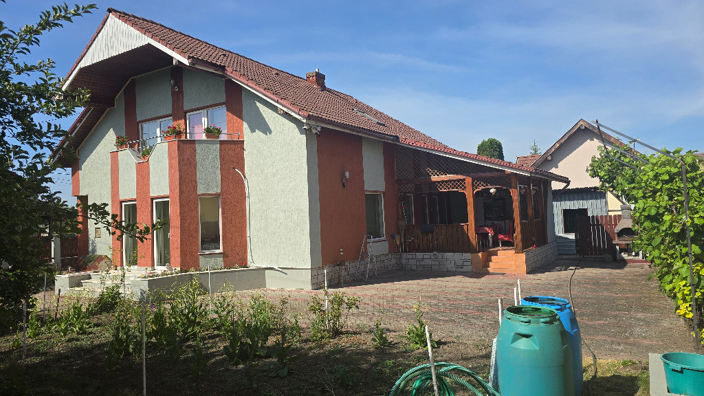 Vand proprietate in Deva. zona Ceangai, compusa din 2 case de locuit,