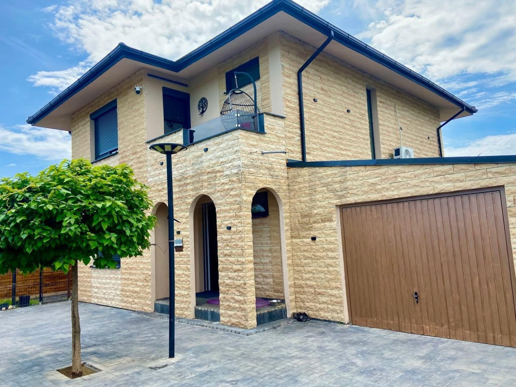 Vila de Vis cu Influente Toscane in Balotesti