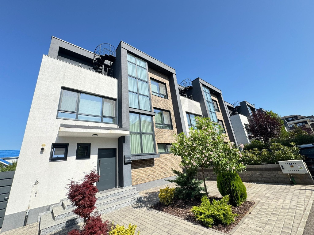 Duplex Deosebit Terasa Circulabila Sisesti