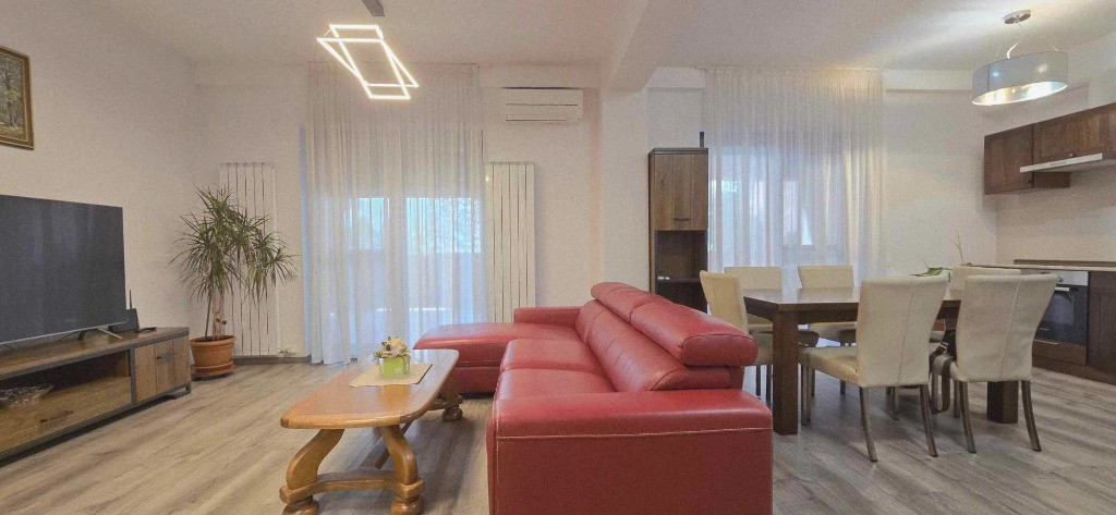 Apartament 4 camere de inchiriat, central,bloc nou