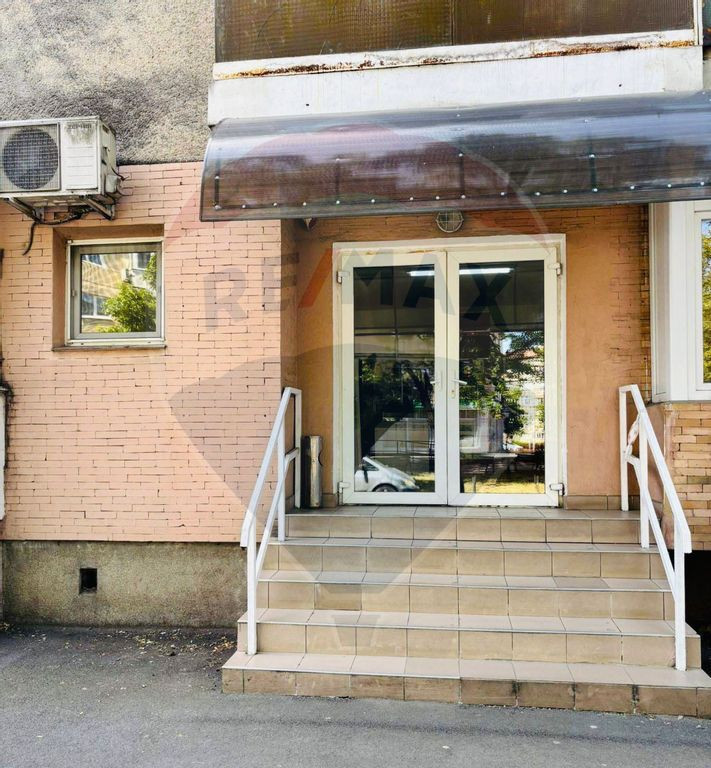 Spațiu comercial de închiriat, cu vad stradal intens pe...