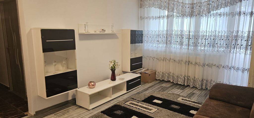 De închiriat – Apartament 3 camere, mobilat și utilat...