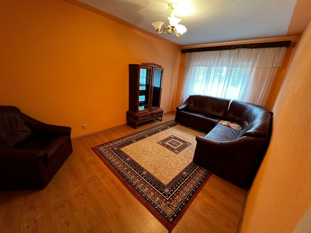 VAND apartament 2 camere decomandat, zona Vasile Aaron
