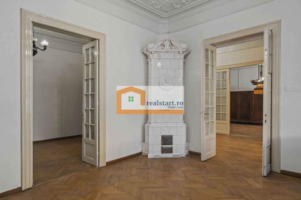 Cartierul Evreiesc, S+P+E+Pod, curte libera 300mp, birour...